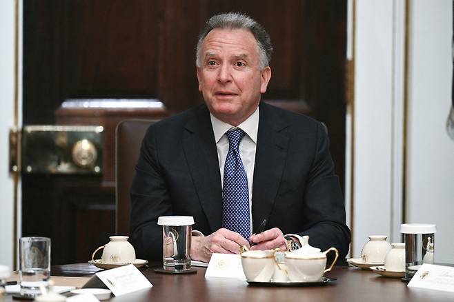 스티브 윗코프 도널드 트럼프 미국 대통령 특사가 지난달 29일(현지시간) 워싱턴 D.C. 백악관 내각 회의실에서 도널드 트럼프 미국 대통령과 각료 회의를 하는 동안 발언하고 있다. [AFP]