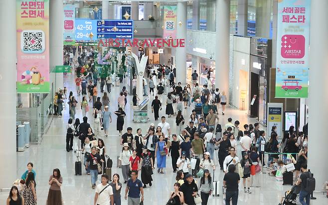 인천국제공항 임대료를 두고 중국 관광객 감소와 소비자 구매패턴 변화 등으로 인한 적자로 임대료 인하를 요구한 면세점 업계에 대해 인천공항공사는 수용 불가 입장을 밝혀 면세점 측은 사업 철수까지 고려하는 등 갈등이 깊어지고 있다. [뉴시스]