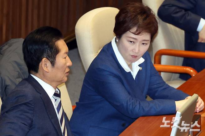 2일 서울 여의도 국회에서 열린 제432회 국회(임시회) 개회식에서 더불어민주당 정청래 대표와 이언주 최고위원이 대화를 하고 있다. 윤창원 기자