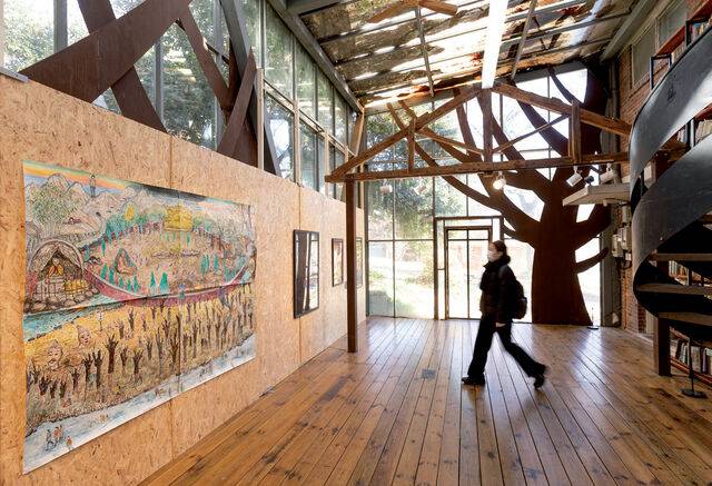 원요한 선교사 사택의 차고를 증축한 복합문화공간, 호랑가시나무 아트폴리곤에서 전시가 열리고 있다.