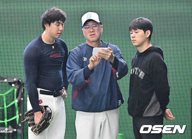 [OSEN=타이난(대만) , 이석우 기자] 프로야구 롯데 자이언츠가 31일(한국시간) 대만 타이난 아시아-태평양 국제야구센터에 스프링캠프를 차리고 구슬땀을 흘렸다.김태형 감독 등&nbsp;코치진과 투수&nbsp;20명,&nbsp;포수&nbsp;5명,&nbsp;내야수&nbsp;9명,&nbsp;외야수&nbsp;7명 등 총&nbsp;41명의 선수단이 1월 20일까지 1차 캠프에서 체력 강화와 기술 훈련을 치른 뒤 21일부터 3월 5일까지 일본 미야자키로 옮겨 2차 캠프에서 구춘리그에 참가해 실전 감각을 점검한다.롯데 김상진 코치가 최충연과 투구 영상을 보며 얘기하고 있다. 2026.01.31 / foto0307@osen.co.kr