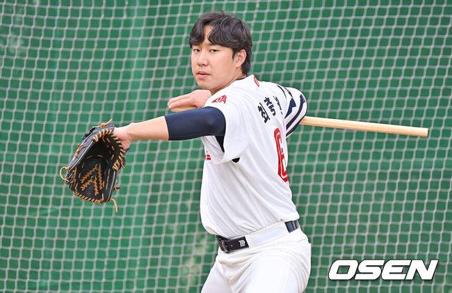 [OSEN=타이난(대만) , 이석우 기자] 프로야구 롯데 자이언츠가 1일(한국시간) 대만 타이난 아시아-태평양 국제야구센터에 스프링캠프를 차리고 구슬땀을 흘렸다.김태형 감독 등&nbsp;코치진과 투수&nbsp;20명,&nbsp;포수&nbsp;5명,&nbsp;내야수&nbsp;9명,&nbsp;외야수&nbsp;7명 등 총&nbsp;41명의 선수단이 1월 20일까지 1차 캠프에서 체력 강화와 기술 훈련을 치른 뒤 21일부터 3월 5일까지 일본 미야자키로 옮겨 2차 캠프에서 구춘리그에 참가해 실전 감각을 점검한다.롯데 최충연이 팔 교정을 위해 나무 막대기를 감고 투구 동작을 하고 있다. 2026.02.01 / foto0307@osen.co.kr