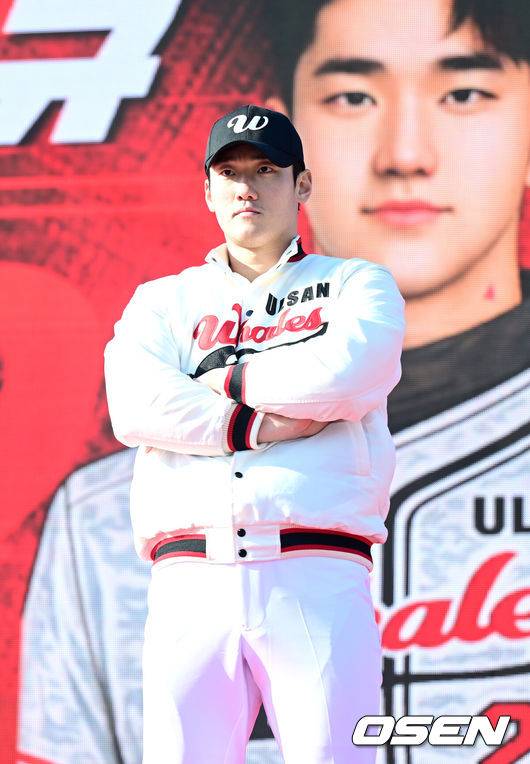 [OSEN=울산, 최규한 기자] 울산웨일즈 프로야구 창단식이 2일 오후 울산 문수야구장에서 열렸다.이날 창단식에는 김두겸 울산시장을 비롯해 허구연&nbsp;KBO&nbsp;총재, 김철욱 시 체육회장, 야구 관계자·선수단, 시민 등 500여 명이 참석했다. 울산웨일즈 프로야구단은 오는 3월 20일&nbsp;KBO&nbsp;퓨처스리그 개막전을 시작으로 시즌 일정에 돌입한다.&nbsp;울산웨일즈 김도규가 인사를 전하고 있다. 2026.02.02 / dreamer@osen.co.kr