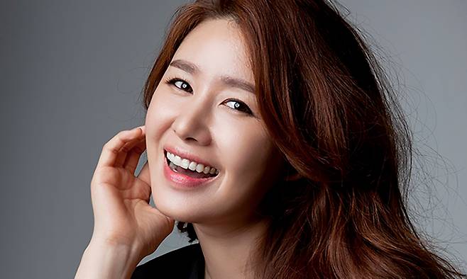 “행복한 척하기보다 나를 책임지는 삶이 더 부유하다” 미스코리아 출신 김지연이 쇼호스트 전향 후 ‘100억 완판녀’로 거듭나며 제2의 인생 전성기를 맞이했다.&nbsp;빅타이틀 제공