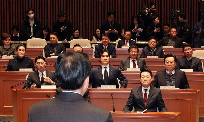 국민의힘 송언석 원내대표가 2일 국회 예결위회의장에서 열린 의원총회에서 현안과 관련한 설명을 하고 있다. 연합뉴스