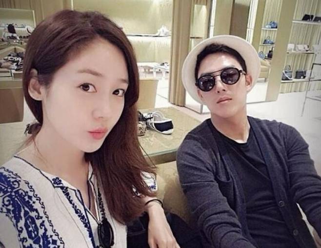 가수 성유리씨(왼쪽)의 남편이자 프로골퍼 출신 안성현씨. 사회관계망서비스(SNS)&nbsp;캡처