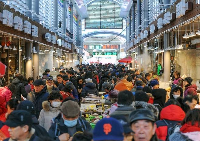 지난해 설 명절 기간 주민들이 모여든 동대문구 청량리 전통시장. 동대문구 제공