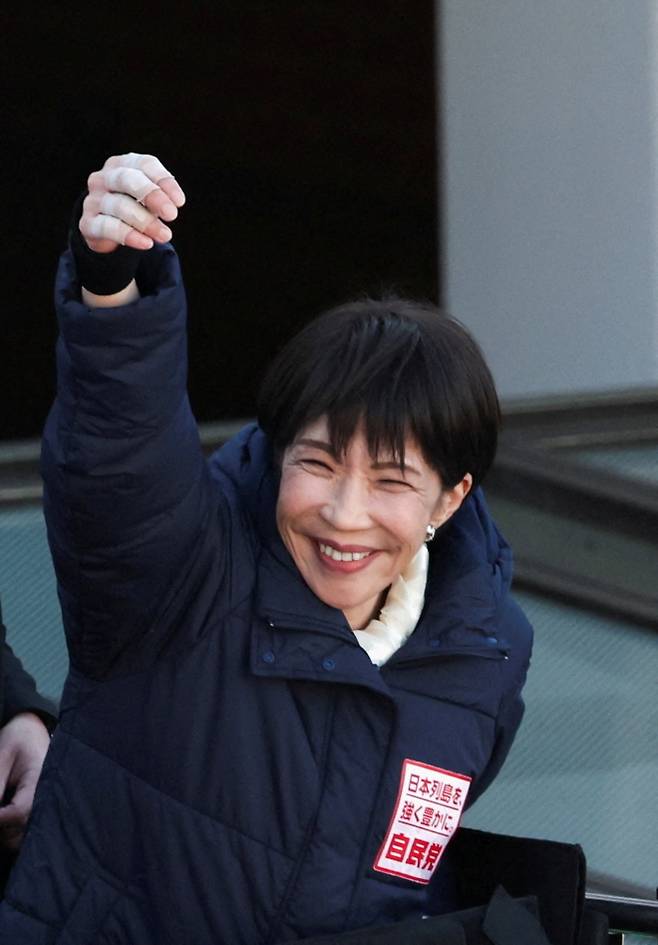 3일 오전 사이타마현 구키역 광장 유세 연단에 오른 다카이치 사나에 총리가 시민들의 연호에 화답하고 있다. 오른쪽 손가락에는 관절염 치료를 위한 의료용 테이프가 감겨있다. 사이타마 로이터 연합뉴스