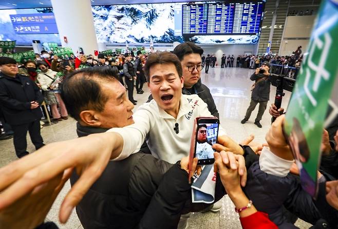 지지자들과 인사 나누는 전한길 - 미국에 체류 중인 것으로 알려진 전직 한국사 강사 전한길씨가 3일 인천국제공항을 통해 귀국하며 지지자들과 인사를 나누고 있다. 2026.02.03. 뉴시스