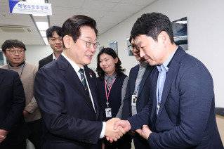 이재명 대통령이 2025년 12월 23일 부산 동구 수정동 해양수산부 임시청사에서 열린 개청식을 마치고 북극항로 추진본부를 방문해 직원들을 격려하고 있다.&nbsp;청와대사진기자단