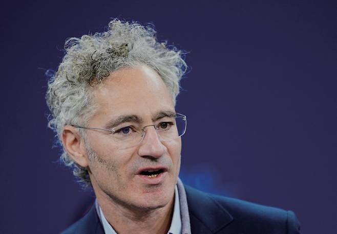 알렉스 카프&nbsp;팔란티어 테크놀로지스의 최고경영자(CEO)가 스위스 다보스에서 열린 세계경제포럼(WEF) 연례회의에서 연설하는 모습 ⓒAP 연합뉴스