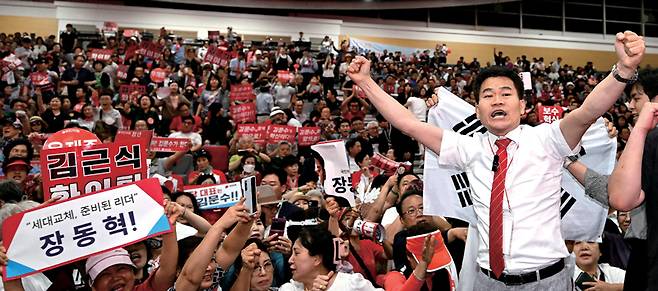 전한길 전 한국사 강사가 지난해 8월8일 대구 북구 엑스코에서 열린 국민의힘 제6차 전당대회 대구·경북 합동연설회에서 찬탄파 후보가 등장할 때마다 '배신자'란 구호를 외치고 있다. ⓒ뉴시스