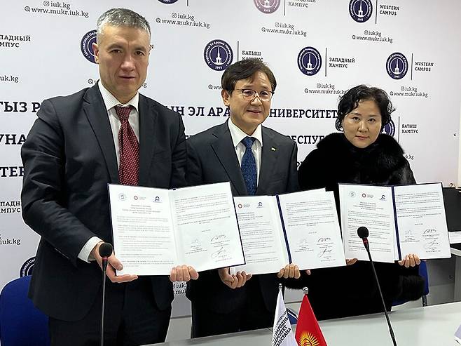 순천향대학교가 지난 1월30일(현지시간) 키르기스스탄 수도 비슈케크에서 키르기스스탄국제대학교, 더영메디 주식회사와 함께 AI 의료융합 분야의 글로벌 공동사업 추진을 위한 3자 상호업무협력 협약을 체결했다.(사진 왼쪽부터 키르기스스탄국제대 아이다랄리에프 아르센 아슐베코비치 총장, 순천향대 송병국 총장, 더영메디 주식회사 정혜임 대표)ⓒ순천향대학교 제공