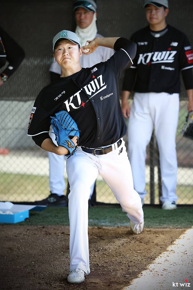 KT 권성준이 지난달 30일 호주 질롱 베이스볼 센터에서 열린 스프링캠프 도중 불펜피칭을 소화하고 있다. 사진제공|KT 위즈