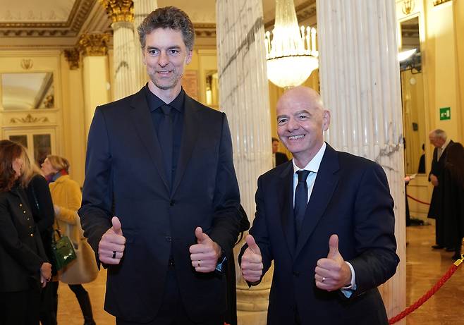 2일(현지시간) 이탈리아 밀라노에서 열린 제145차 국제올림픽위원회(IOC) 총회 개막식에 잔니 인판티노 국제축구연맹(FIFA) 회장(오른쪽)과 IOC 선수위원 파우 가솔이 등장하고 있다. 신화통신