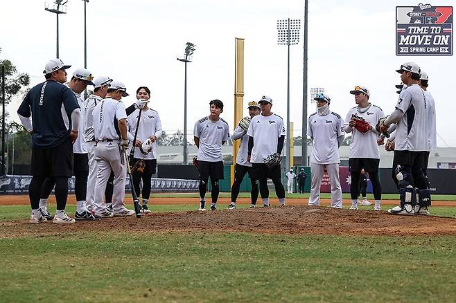 ▲ 치열한 경쟁의 공기 속에 힘차게 스프링캠프를 시작한 두산 베어스 ⓒ두산베어스
