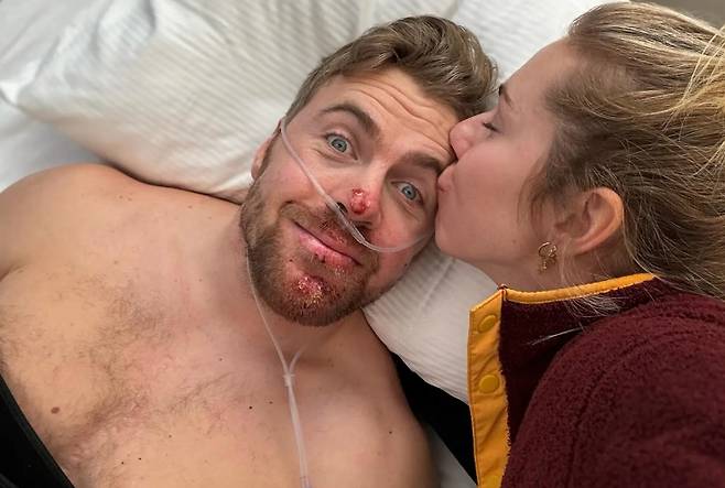 충돌 사고 이후 병상에 누워 있는 알렉산더 킬데(왼쪽)에게 입을 맞추는 미카엘라 시프린. 사진=미카엘라 시프린 개인 사회관계망서비스(SNS)