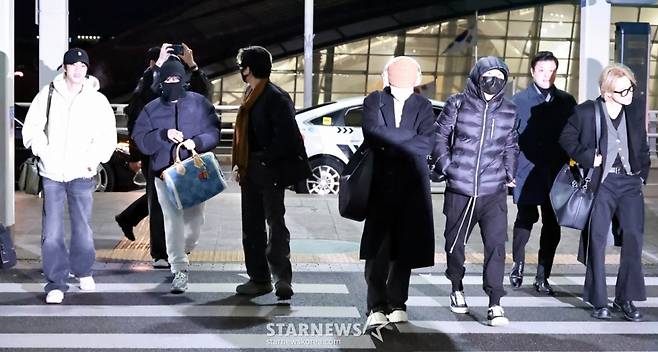 그룹 방탄소년단(BTS) RM, 제이홉, 슈가, 정국, 지민, 진, 뷔가 해외 일정 차 2일 오후 인천국제공항을 통해 출국하고 있다. 2026.02.02 /사진=임성균 tjdrbs23@