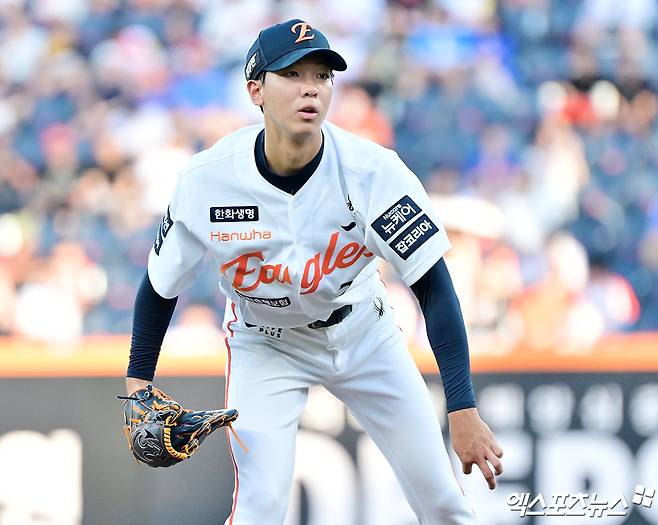 한화 이글스 황준서가 벌크업 이후 첫 불펜 피칭에서 긍정적인 성과를 거뒀다. 그는 2일 한화 공식 유튜브 채널 'Eagles TV' 영상에 출연해 '(비시즌 동안)한 5~6kg 정도 체중이 늘었다. 대전에서 이지풍 트레이닝 코치님이랑 계속 웨이트 트레이닝하면서 프로틴을 3개씩 먹었다. 아침까지 잘 챙겨 먹다 보니까 그 몸무게를 찍은 것 같다'며 '제가 느끼기에는 그래도 힘이 좀 생긴 것 같다. 오늘은 체감이 됐다. 공을 때리는 데에 있어서 뭔가 힘이 더 실리는 느낌'이라고 말했다. 엑스포츠뉴스 DB