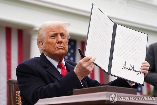 수입품에 관세를 부과하는 행정명령에 서명한 트럼프 미국 대통령 [AFP 연합뉴스 자료사진. 재판매 및 DB 금지]