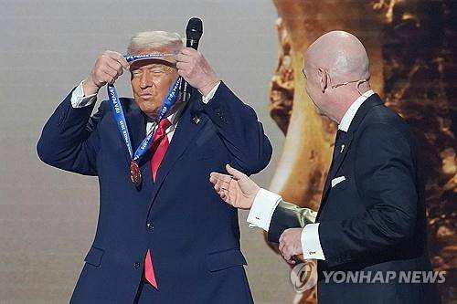 FIFA 평화상 받는 트럼프 대통령(왼쪽) [AP=연합뉴스 자료사진]