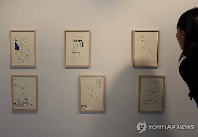 작가 겸 배우 백현진 개인전 개최 (서울=연합뉴스) 이재희 기자 = 3일 서울 종로구 PKM갤러리에서 열린 작가 겸 배우 백현진의 개인전 '서울 신택스'(Seoul Syntax) 전시에서 관계자가 작품을 살펴보고 있다. 이 전시는 3월 21일까지 열린다. 2026.2.3 scape@yna.co.kr