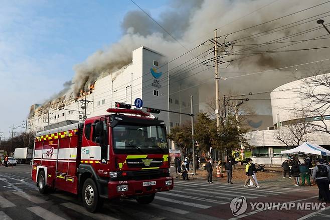 시흥 SPC삼립 시화공장서 불 (시흥=연합뉴스) 홍기원 기자 = 3일 오후 경기도 시흥시 정왕동 SPC삼립 시화공장에서 화재가 발생해 불길과 연기가 치솟고 있다. 2026.2.3 xanadu@yna.co.kr