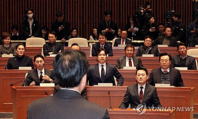 국민의힘 의원총회 (서울=연합뉴스) 배재만 기자 = 국민의힘 송언석 원내대표가 2일 국회 예결위회의장에서 열린 의원총회에서 현안과 관련한 설명을 하고 있다. 2026.2.2 scoop@yna.co.kr
