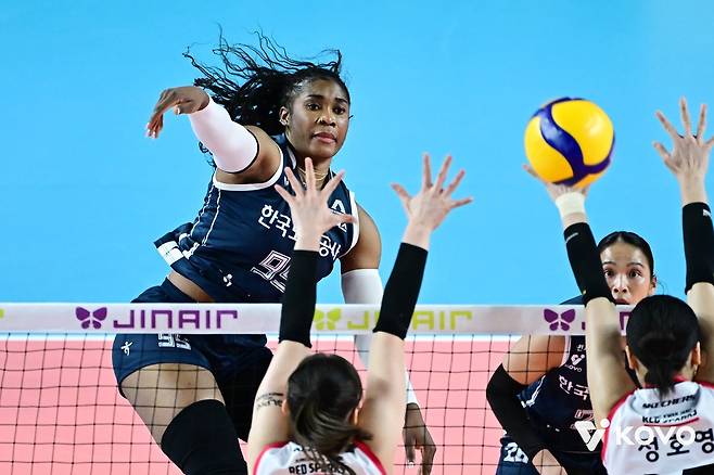 한국도로공사 모마의 스파이크 [한국배구연맹 제공. 재판매 및 DB 금지]