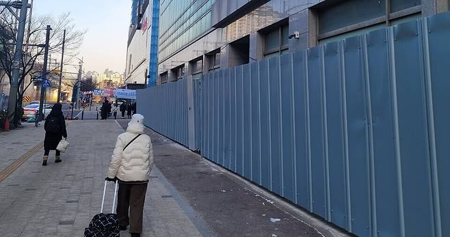 ▲ 논현세일프라자 사방이 철재 담장으로 둘러싸여 일반인의 출입을 통제하고 있다. /인천일보DB