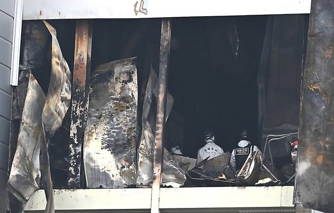 ▲ 4일 오전 시흥시 정왕동 SPC삼립 시화공장 화재현장에서 경기남부경찰청 과학수사대와 경기도소방재난본부 관계자들이 합동감식을 하고 있다./전광현 기자 maggie@incheonilbo.com