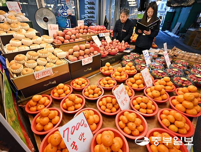 민족 대명절인 설을 2주 앞둔 3일 오전 수원시 팔달구 못골시장에서 국립농산물품질관리원 경기지원 수원사무소 관계자들이 설을 앞두고 원산지 표시 점검을 하고 있다. 김경민기자