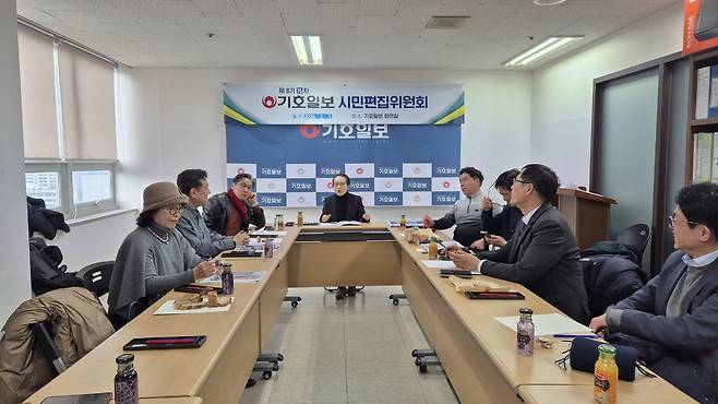 3일 오후 기호일보 제8기 시민편집위원회 15차 회의에서 위원들이 의견을 나누고 있다.