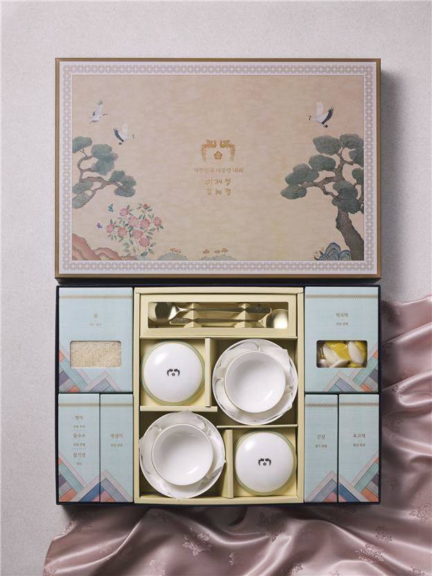 5극 3특 권역의 특색을 반영하고 지역균형발전과 지역 간 상생·통합의 의미를 담은 선물.제공=청와대