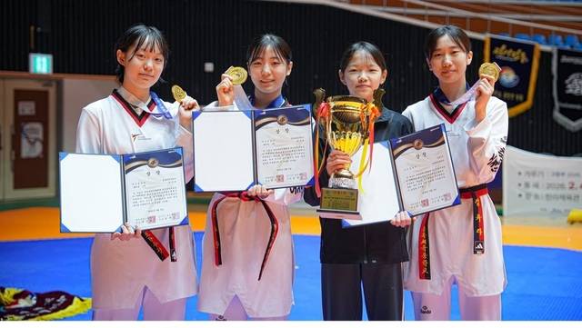 ▲ 금메달을 목에 건 충북체육중 선수들이 단체사진을 찍고 있다./충북태권도협회 제공