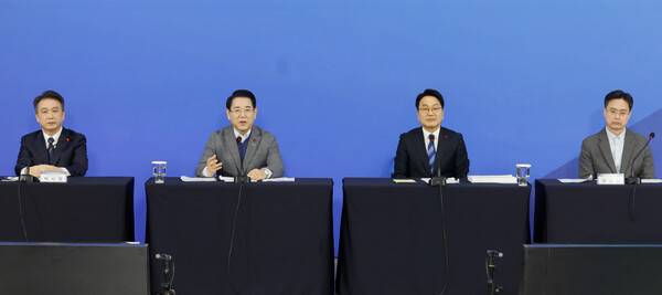 박시형(왼쪽부터) 목포대학교 부총장, 김영록 전남도지사, 강기정 광주시장, 오상진 인공지능산업융합사업단장 등이 4일 전남 해남문화예술회관에서 열린 '광주·전남 행정통합 찾아가는 타운홀 미팅'에서 대담을 하고 있다. 판영석 기자