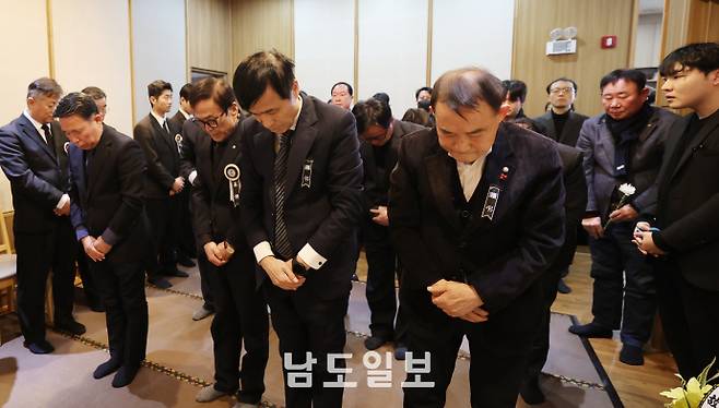 고인의 넋 기리는 남도일보 임직원4일 중흥그룹 창업주인 고(故) 정창선 회장의 빈소가 마련된 광주 서구 VIP장례타운에서 남도일보 전병호 부회장·김선남 부회장, 박준일 사장 등 임직원들이 묵념을 하고 있다. /임문철 기자 35mm@namdonews.com