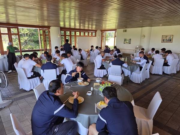 태국 치앙마이에서 전지훈련 중인 경남FC 선수단이 훈련장에서 가까운 리조트 뷔페에서 점심을 먹고 있다. /박신 기자