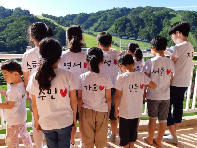 예전 이웃 다자녀가정들과 야외에 나갈 때 아이들 모두에게 각자 이름을 새긴 티셔츠를 맞춰 입히곤 했다. 김창숙 씨 제공