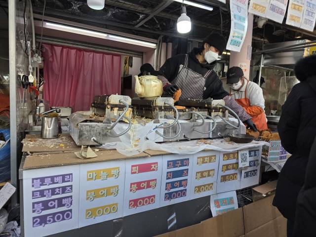 고물가로 부산에서도 ‘1개 1000원’이 넘는 붕어빵이 등장하고 있다. 사진은 고가 붕어빵을 판매하는 부산진구 부전동 한 붕어빵 가게 모습. 김재량 기자 ryang@
