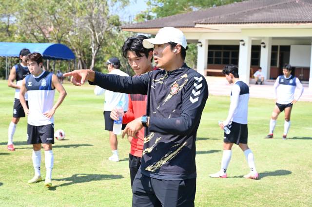 경남FC 김진용 필드코치가 지시하고 있다.