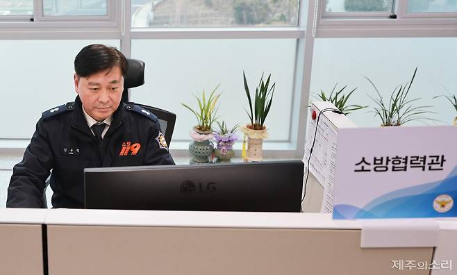제주경찰청 112치안종합상황실에서 파견 근무 중인 김용철 소방경이 모니터 화면을 보며 112 신고 상황을 살피고 있다. ⓒ제주의소리