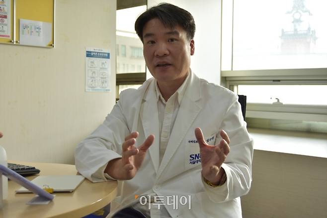 1월 26일 오후 서울 종로구 서울대병원 본관 2층 국제진료센터 진료실에서 임주원 서울대병원 국제진료센터 교수(가정의학과)가 외국인 환자 진료 경험을 이야기하고 있다.(한성주 기자 hsj@)