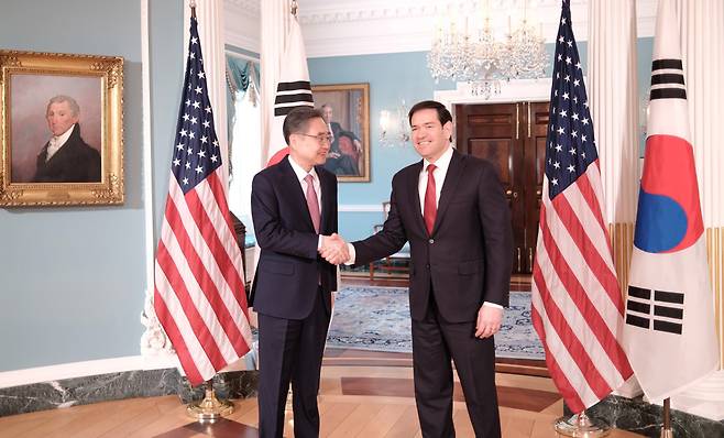 조현 외교부 장관이 3일(현지시간) 워싱턴D.C.의 국무부 청사에서 마코 루비오 미 국무장관과 회담에 앞서 악수하고 있다. (워싱턴D.C./연합뉴스)