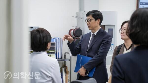 김기남 질병청 차장(가운데)이 국립마산병원을 방문하고 있다. / 사진제공=질병관리청