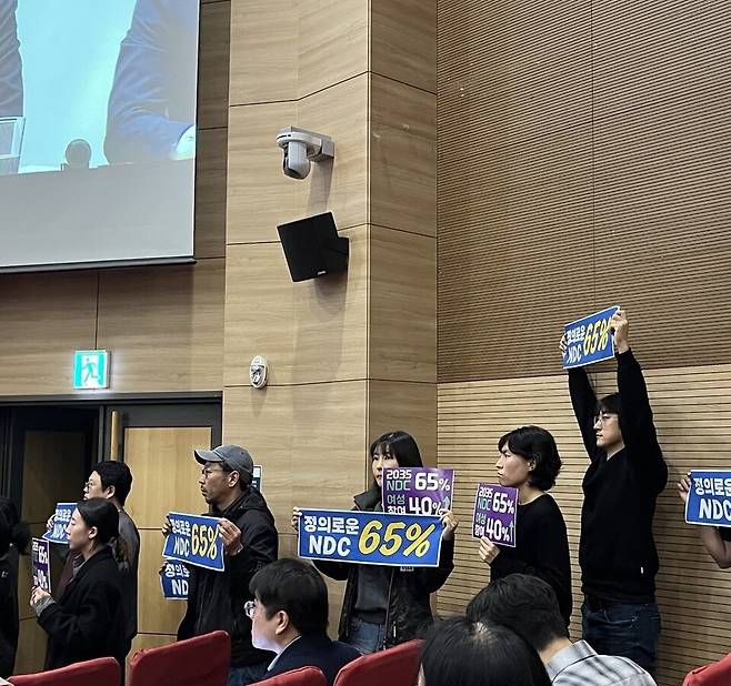 지난해 11월 6일 국회에서 개최된 2035 NDC 대국민 공개 논의 공청회에 참석한 플랜1.5 윤세종 변호사(맨 오른쪽)와 권경락 정책활동가(왼쪽에서 세번째) (사진 본지DB)