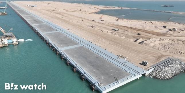 대우건설이 연약지반을 처리해 매립한 이라크 알포 신항만 컨테이너터미널 안벽공사 현장./자료=대우건설 제공