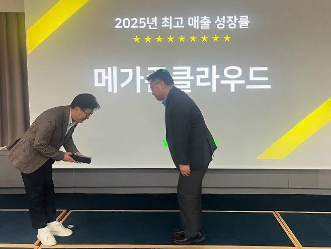 네이버클라우드 2025 파트너 비즈데이에서 메가존클라우드 서민택 부사장(오른쪽)이 네이버클라우드 임태건 전무로부터 최고 매출 성장률 부문 파트너상을 수상하고 있다. 사진=메가존클라우드