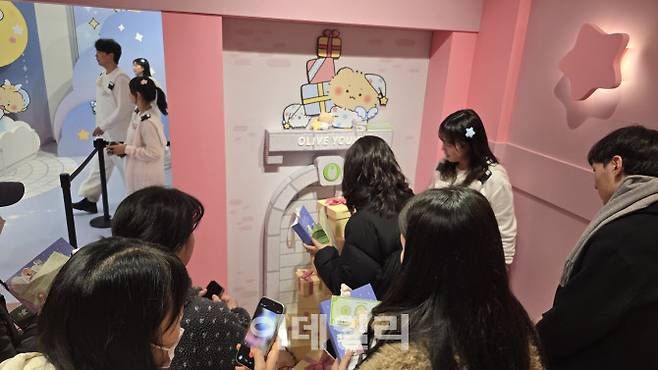 올리브영X망그러진공 팝업스토어에서 방문객들이 망곰조각을 다 모은 후 망곰 카드를 수령하고 있다. (사진=김지우 기자)