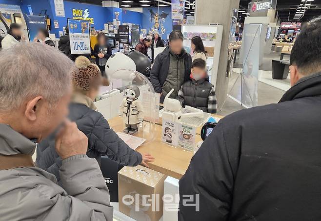 이마트 영등포점 로봇 매장에서 시니어 고객이 반려로봇을 살펴보고 있다. 로봇 매장은 구매뿐 아니라 체험형 콘텐츠로 고객 발길을 끄는 역할을 하고 있다. (사진=한전진 기자)